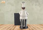 Счастливый жирный шеф-повар Полыресин держа деревянную диаграмму оформление статуи шеф-повара смолы доски