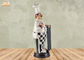 Счастливый жирный шеф-повар Полыресин держа деревянную диаграмму оформление статуи шеф-повара смолы доски